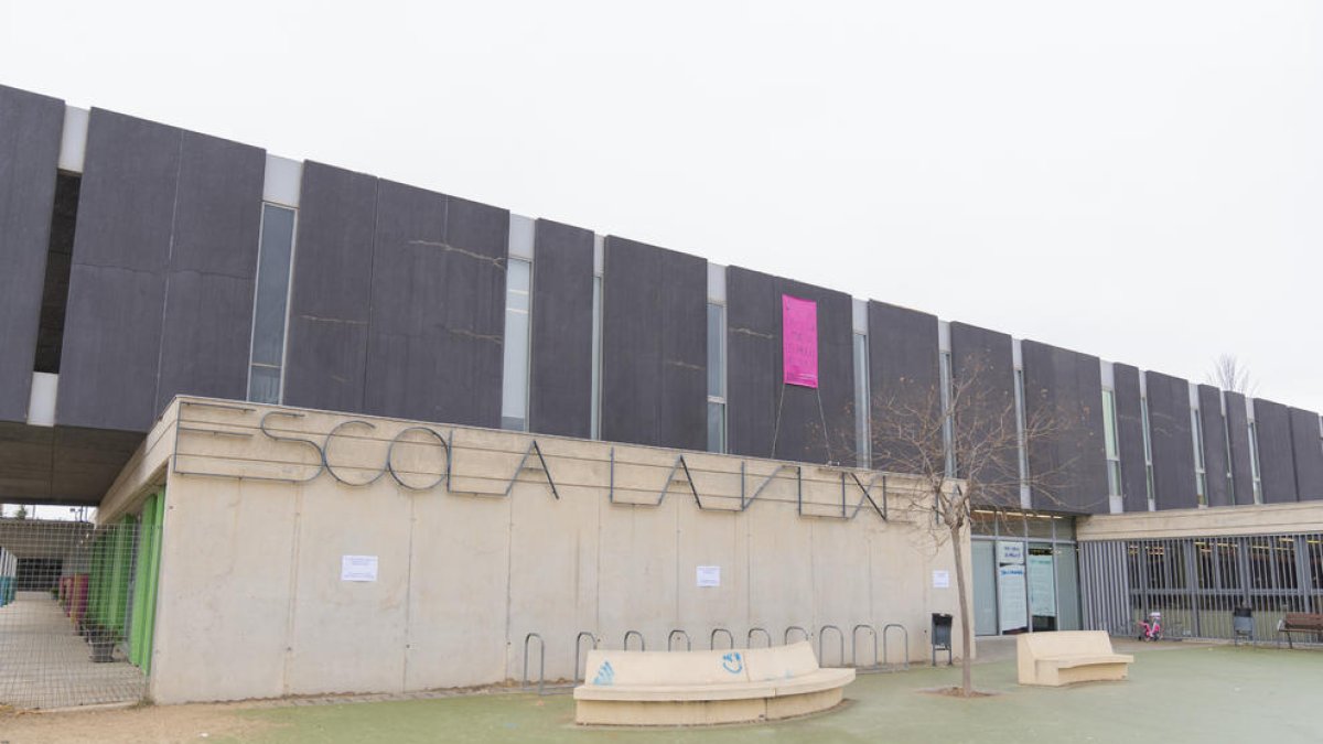 Exterior de l'escola La Vitxeta, que ja va viure aquesta situació fa vuit anys.