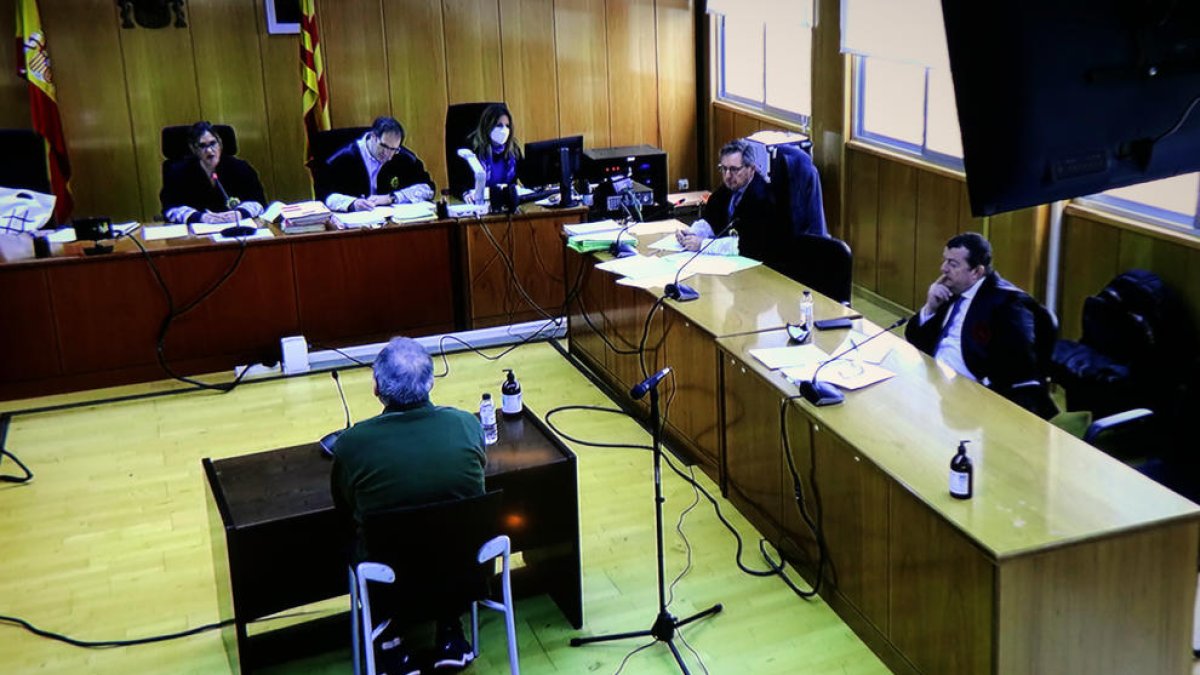 L'acusat d'esquenes declarant en el judici que se celebra a l'Audiència de Tarragona.


Data de publicació: dijous 02 de març del 2023, 13:17

Localització: Tarragona

Autor: Mar Rovira