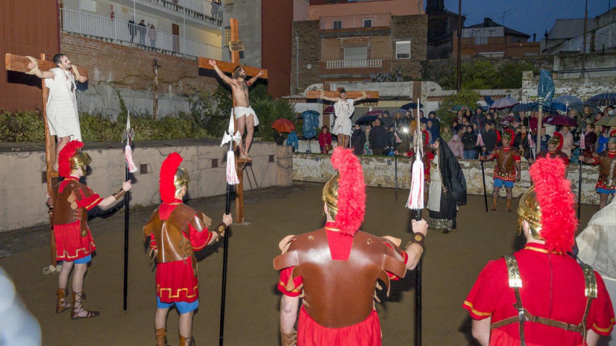 La imagen de Jesús muerto en la cruz en la Crucifixión es una de las imágenes más potentes de la Pasión de Constantino.