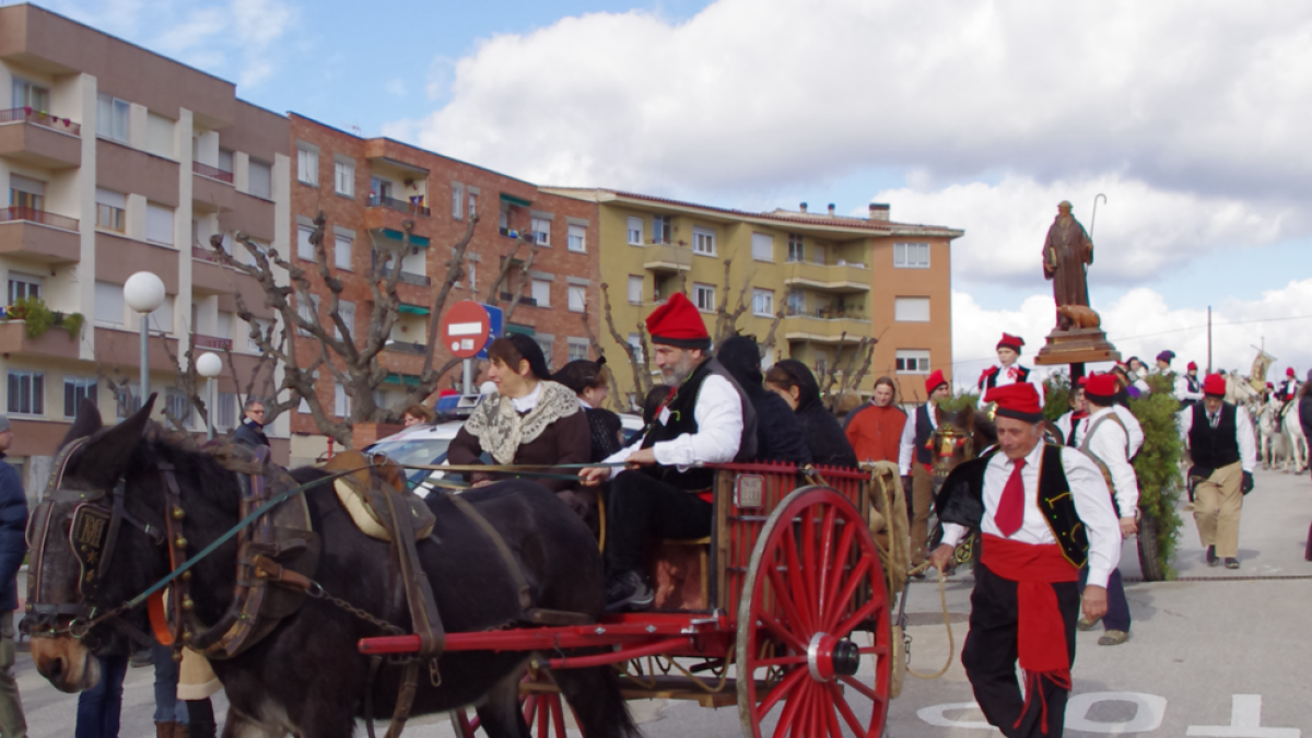 Imatge de l'Encamisada desfilant pels carrers de la vila.