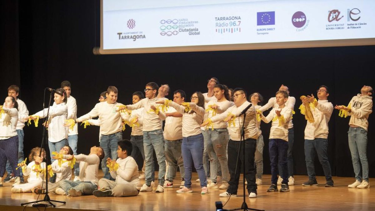 Imatge de l'acte que s'ha celebrat aquest matí a Tarragona pel Dia Escolar de la No-Violència i la Pau.