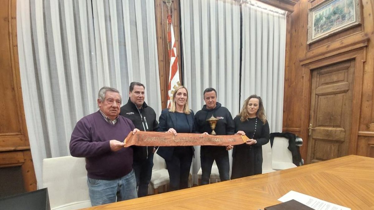 Los representantes de la Colla Vella con la alcaldesa de Valls cediendo la copa y el fajín de 1932.