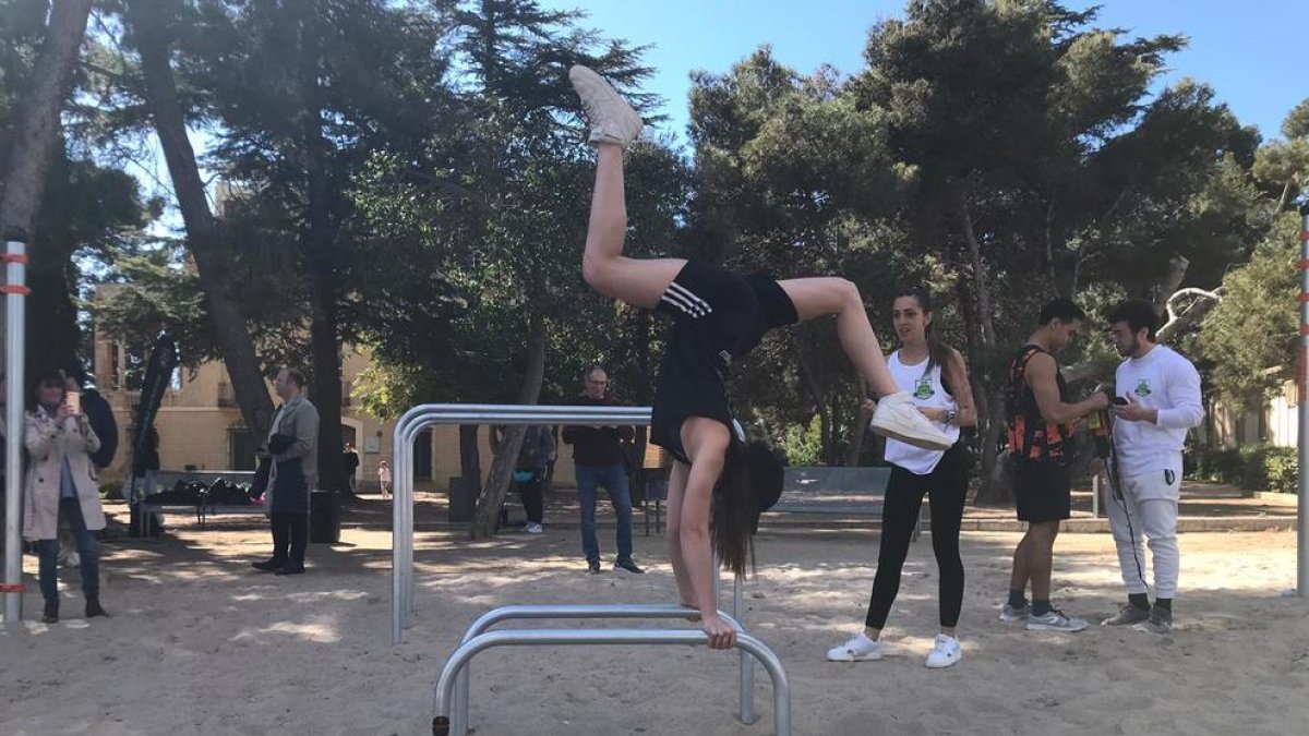 Imatge de la inauguració del parc de cal·listènia de Mas Carendell.