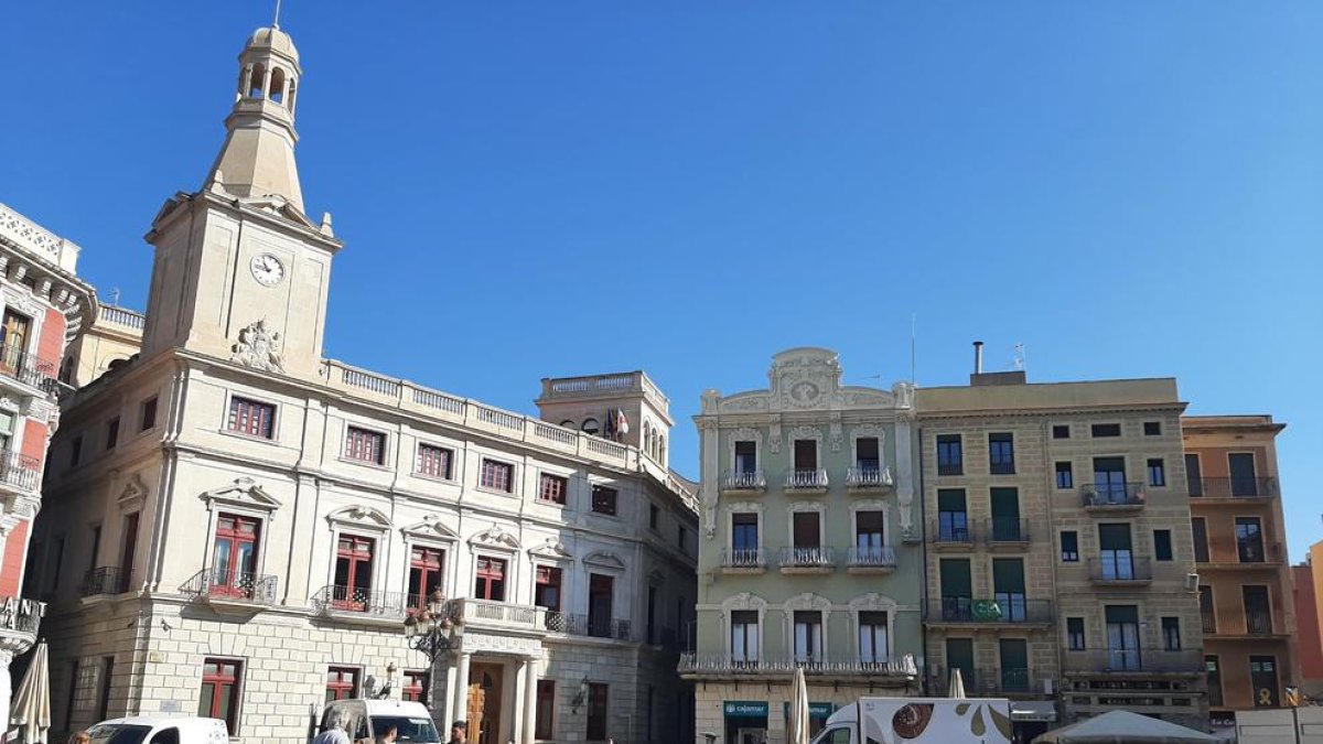 La inauguració de la pista de pàdel instal·lada a la plaça del Mercadal tindrà el divendres, 10 de març.