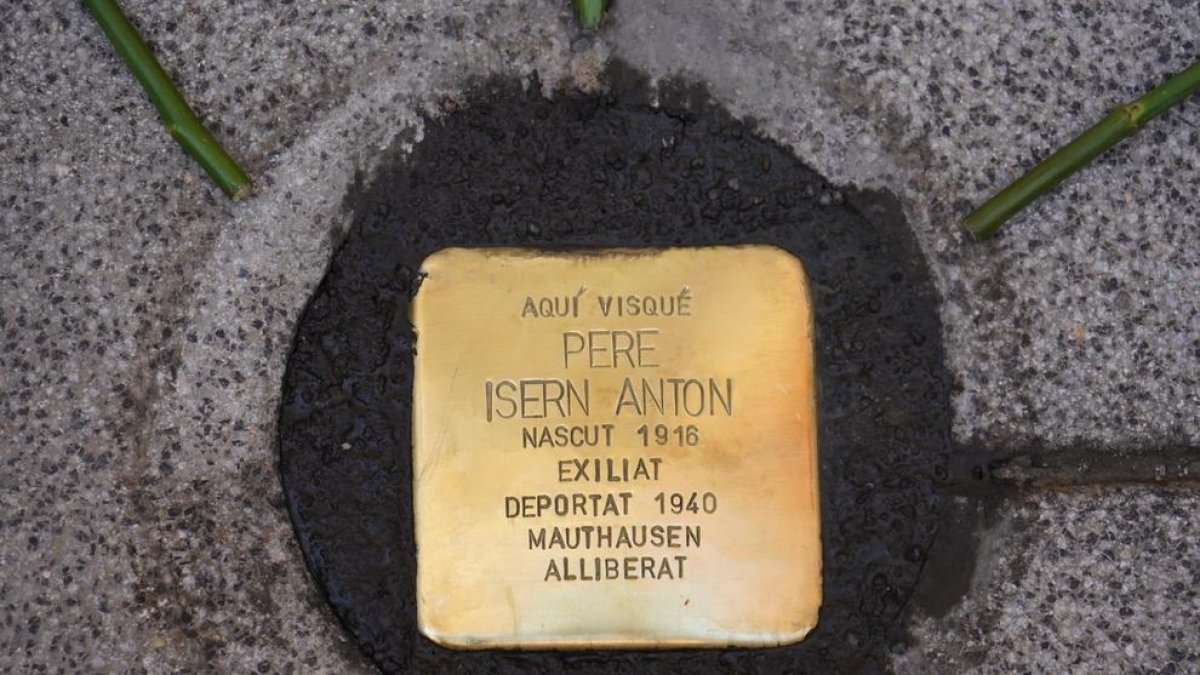 Imatge de la llamborda stolpersteine en record al deportat reusenc Pere Isern Anton.