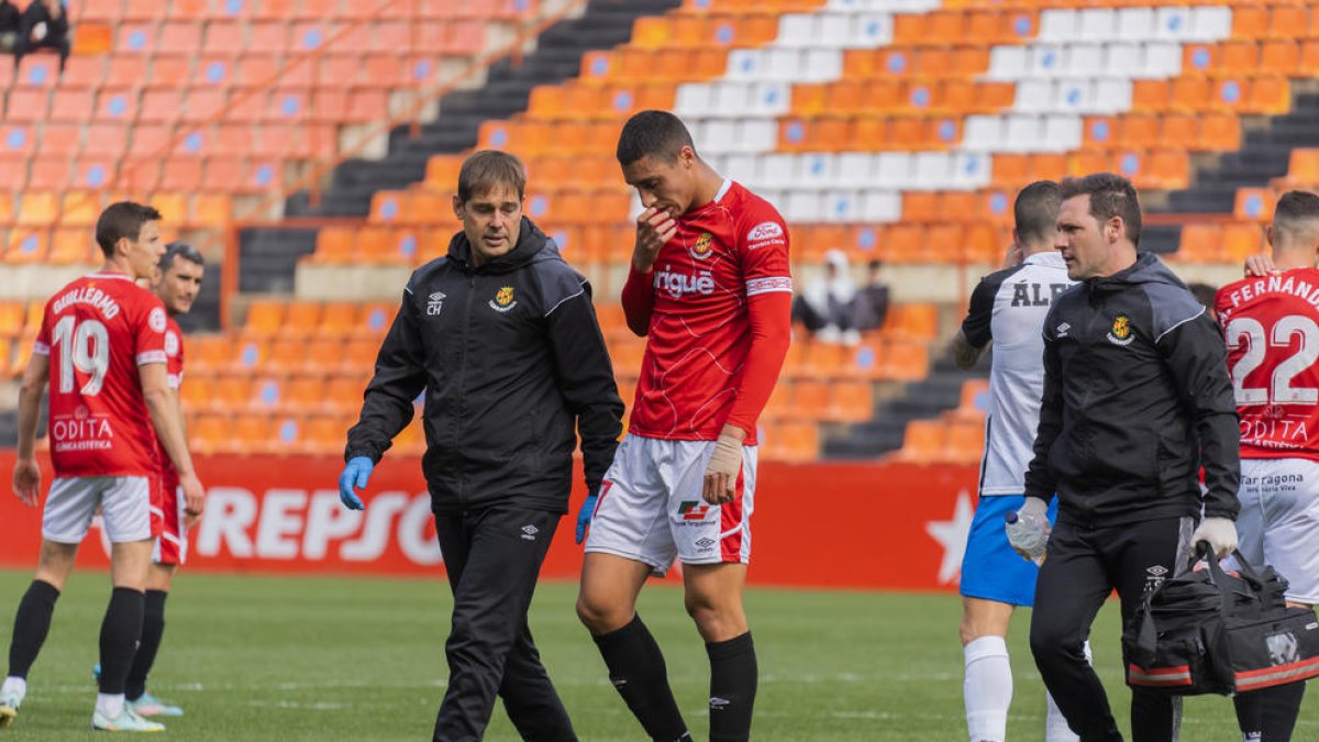 Pablo Fernández retirant-se lesionat en el partit contra l'Eldense.