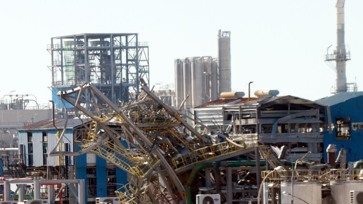 Estat en el qual va quedar la planta d'IQOXE afectada per l'explosió del 14 de gener.