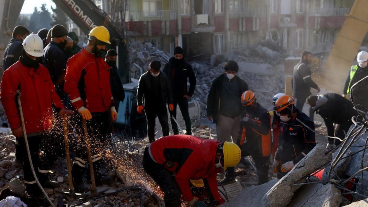 Operativos realizan labores de rescate en Turquía.