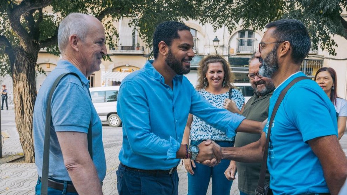 Imatge de l'alcaldable de VOX a Valls, Francisco González, amb el secretari general del partit, Ignacio Garriga.