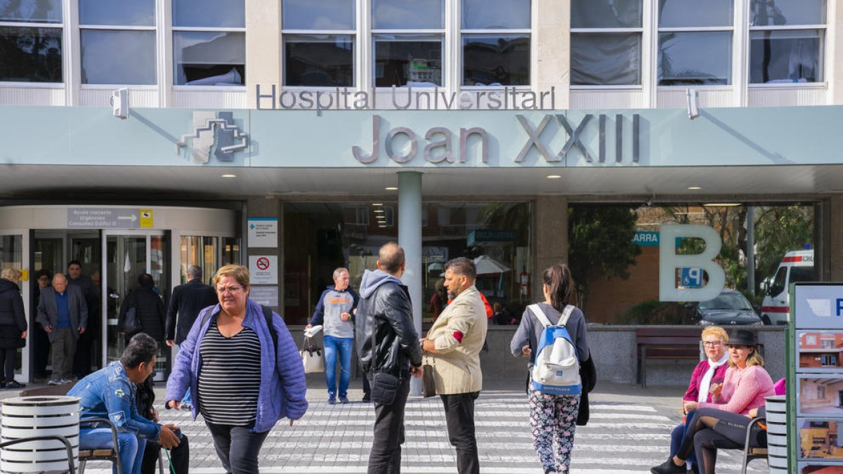Infermers i auxiliars de l'Hospital Joan XXIII s'han unit per formar el moviment Aturem Joan XXIII.