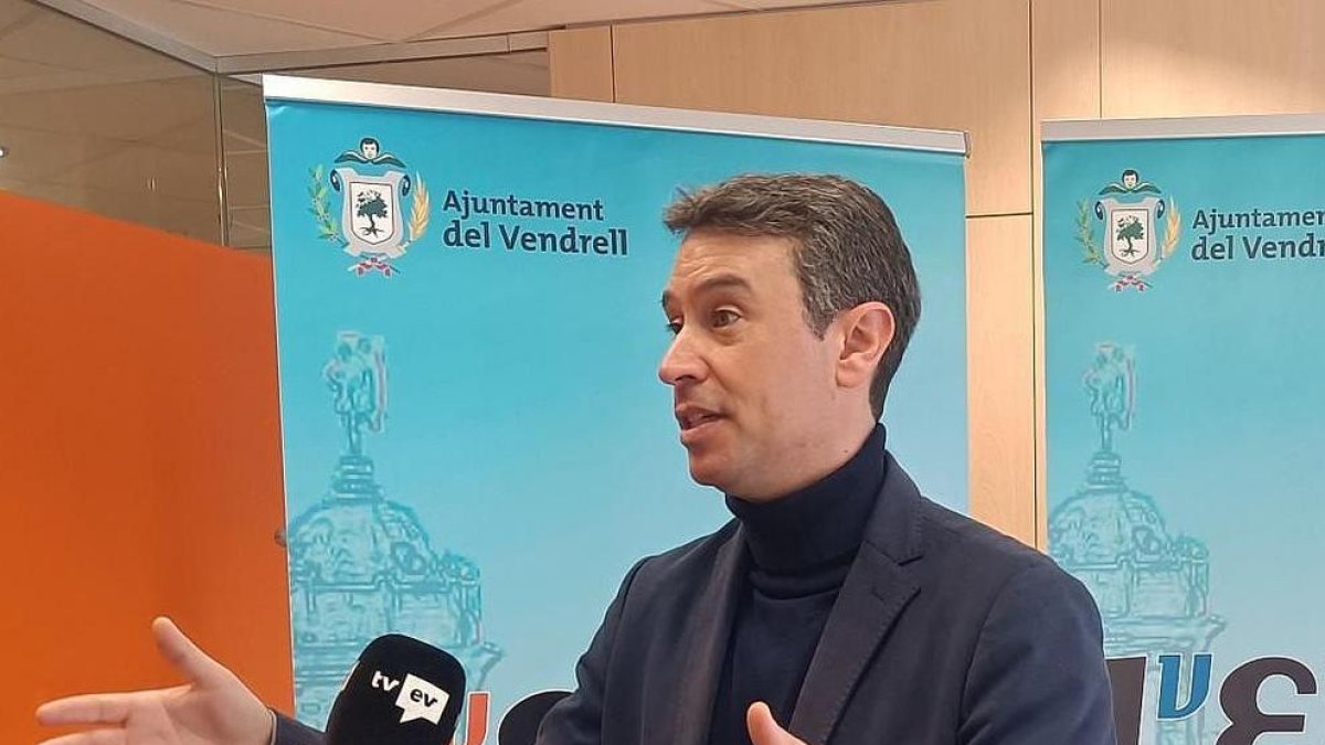 L'alcalde del Vendrell, Kenneth Martínez, a la roda de premsa.