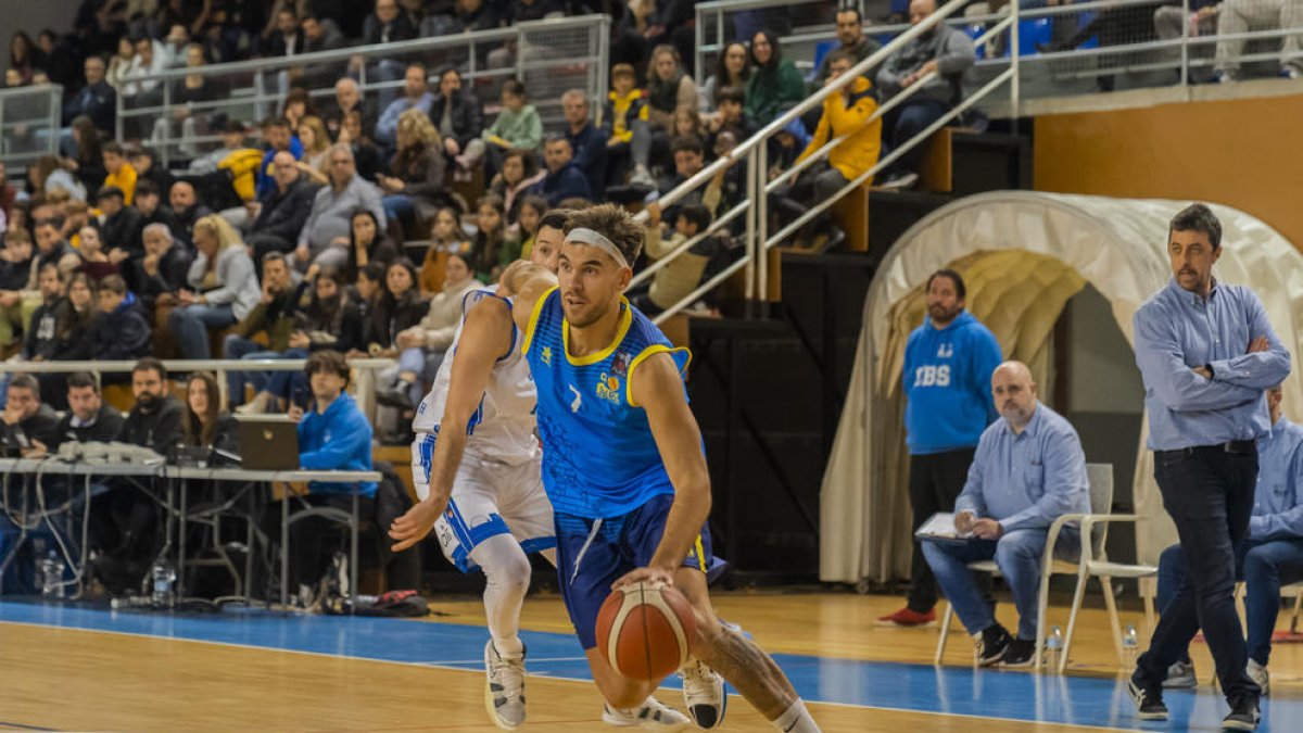 Justinas Olechnavicius durant el partit entre els dos equips en la primera volta, al Serrallo.