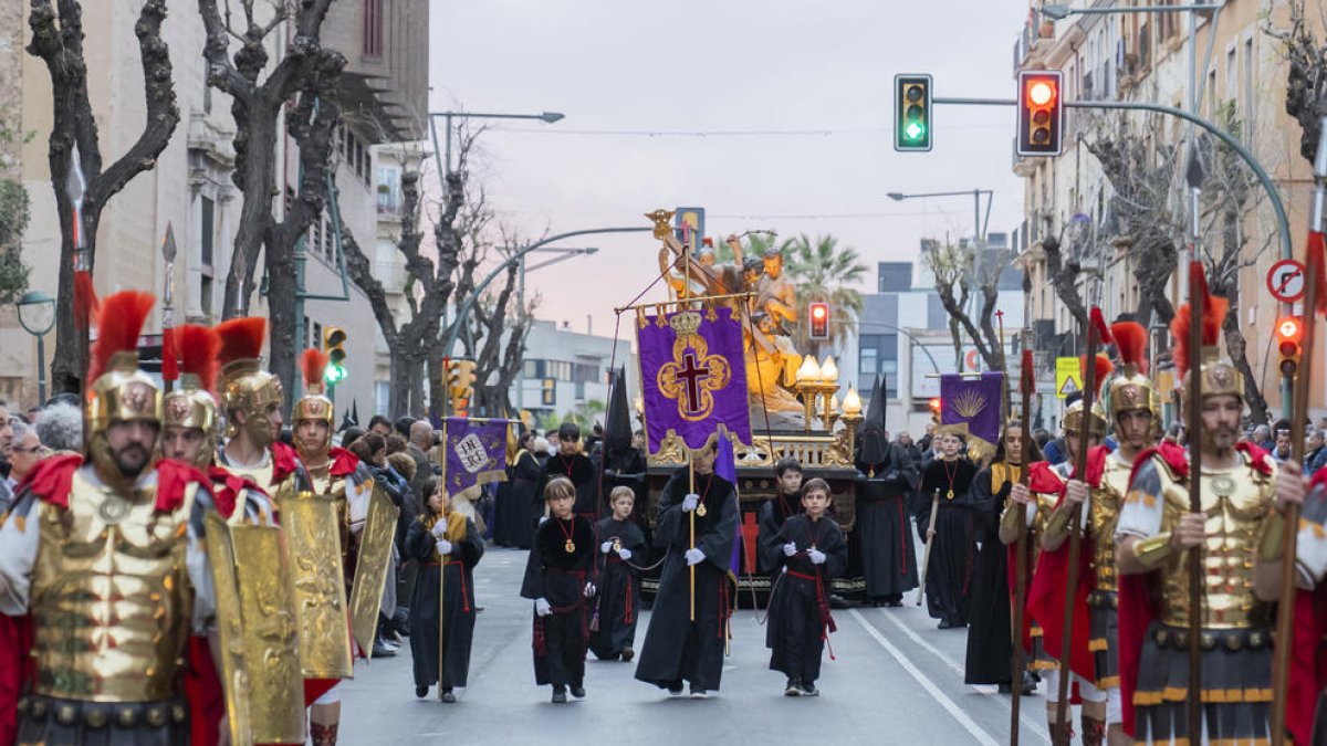 La processó dels Natzarens per un dels carrers de la Part Alta de la ciutat de Tarragona.