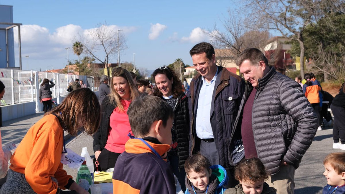 L'alcalde de Cambrils, Oliver Klein, i la regidora d'Educació, Ingrid Duch, visitant la Fira de Ciències.