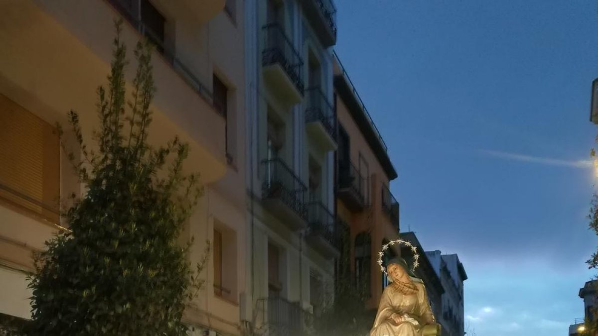 Las aceras de la avenida de Prat de la Riba se llenaron de gente que quería presenciar la Procesión.