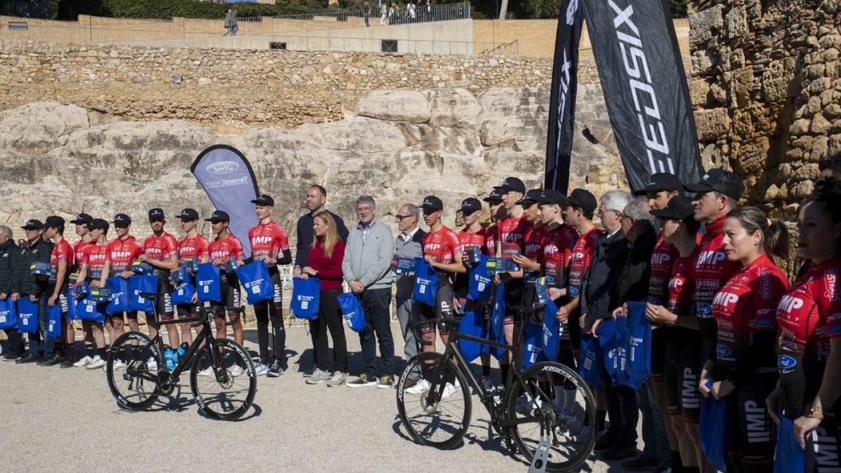 Presentació dels equips del Club Ciclista Campclar amb l'alcalde, Pau Ricomà, al mig de la imatge