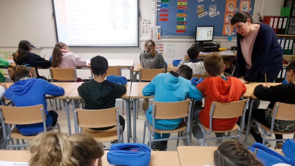 Alumnes en una escola de les comarques gironines que ha rebut