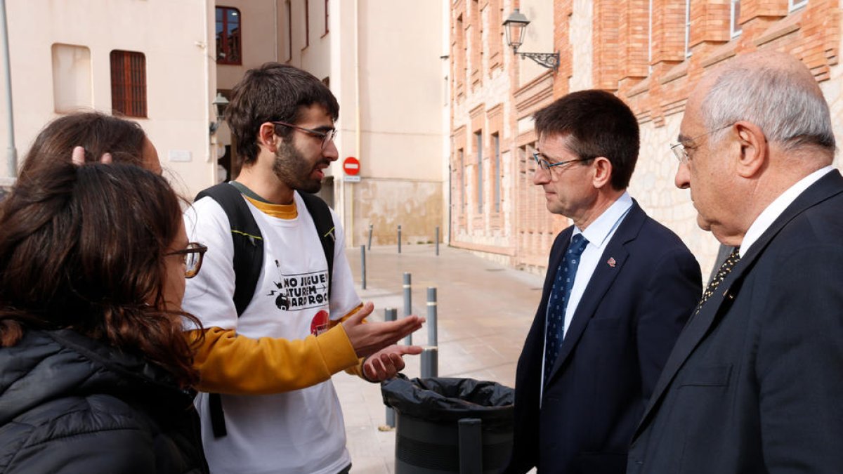 Aturem Hard Rock i el SEPC conversant amb el rector de la URV, Josep Pallarés, i el conseller de Recerca i Universitats, Joaquim Nadal.