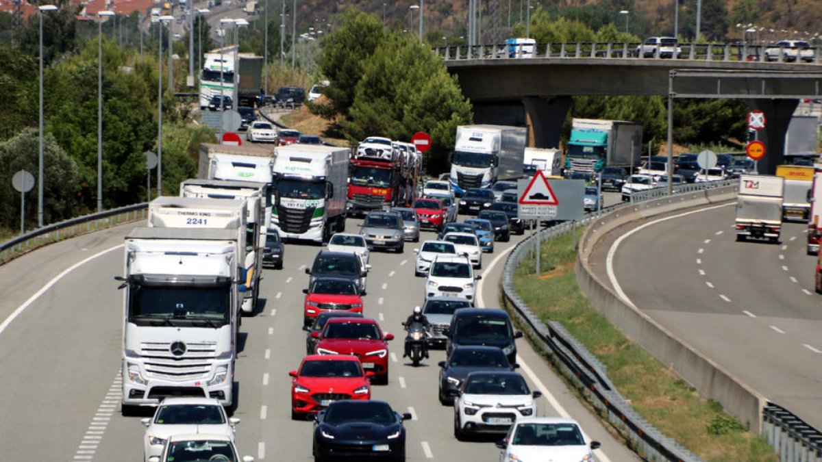 Camions i cotxes parats a l'AP-7.