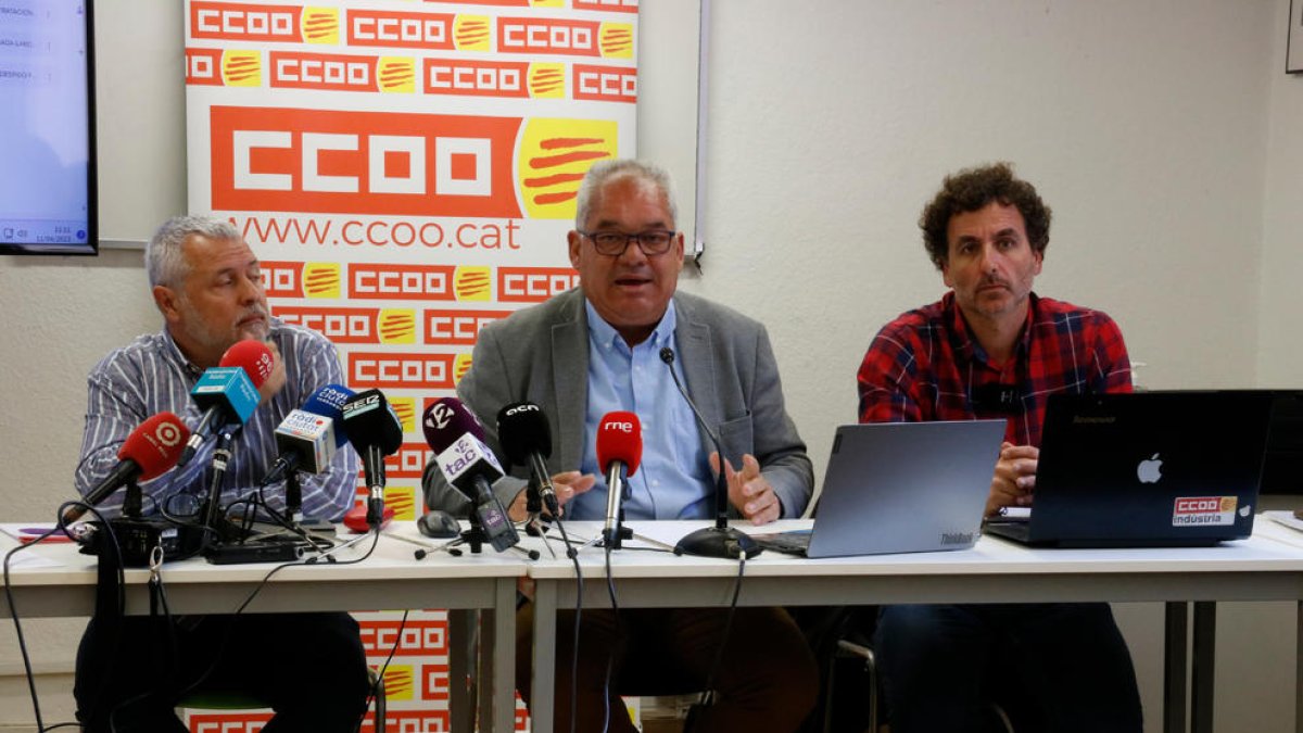 Representants de CCOO acompanyant el president del comitè d'empresa d'IQOXE, Fran Pizarro.