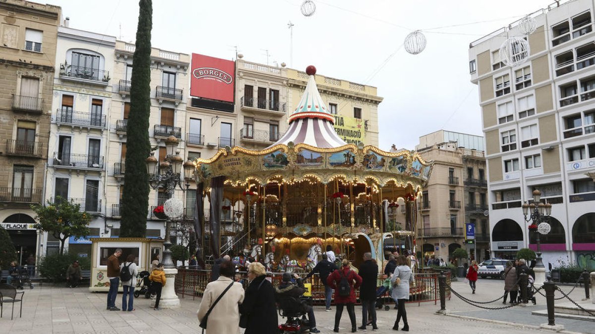 Imatge del carrussel que es va instal·lar a la plaça del Prim, una novetat d'enguany.