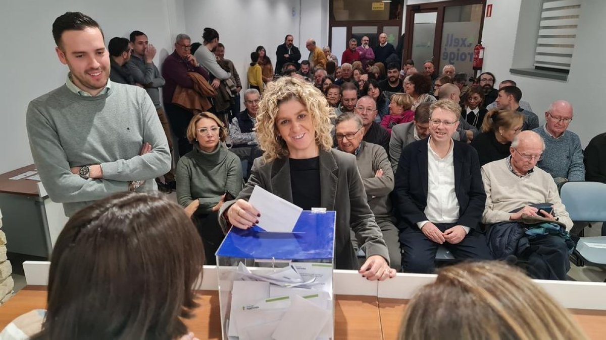 La alcaldesa de Tortosa, Meritxell Roigé, deposita el voto en la asamblea extraordinaria.