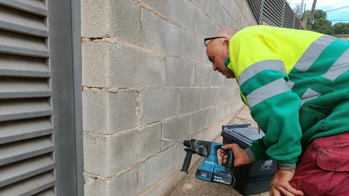 Instalación del gancho con sensor en una fachada.