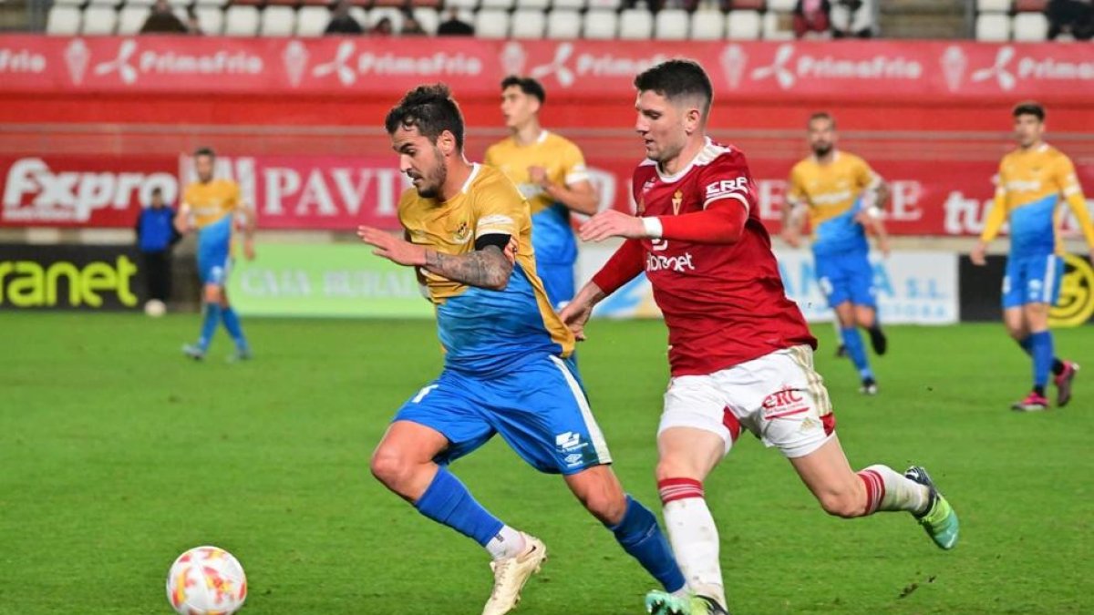 Joan Oriol en una acción del partido contra el Real Murcia.