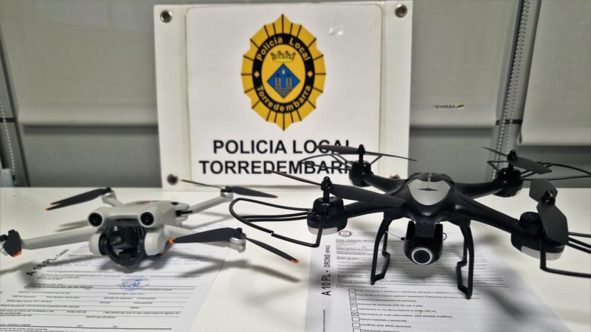 Los dos drones intervenidos por la Policía Local de Torredembarra para sobrevolar el casco urbano.