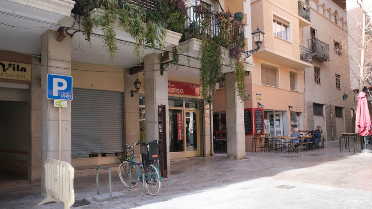 Imagen del lugar donde había un punto de recarga de vehículos en la plaza de la Vila de Cambrils.