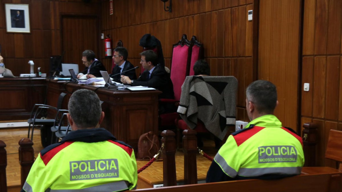 Els dos acusats d'esquena a l'inici del judici que se celebra a la secció 4a de l'Audiència de Tarragona.