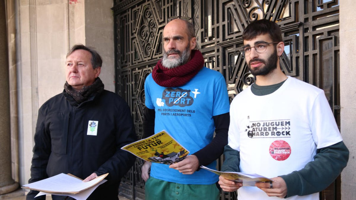 Miembros de Aturem Hard Rock, Zeroport y Campaña Contra el Cuarto Cinturán delante de la sede de Foment.