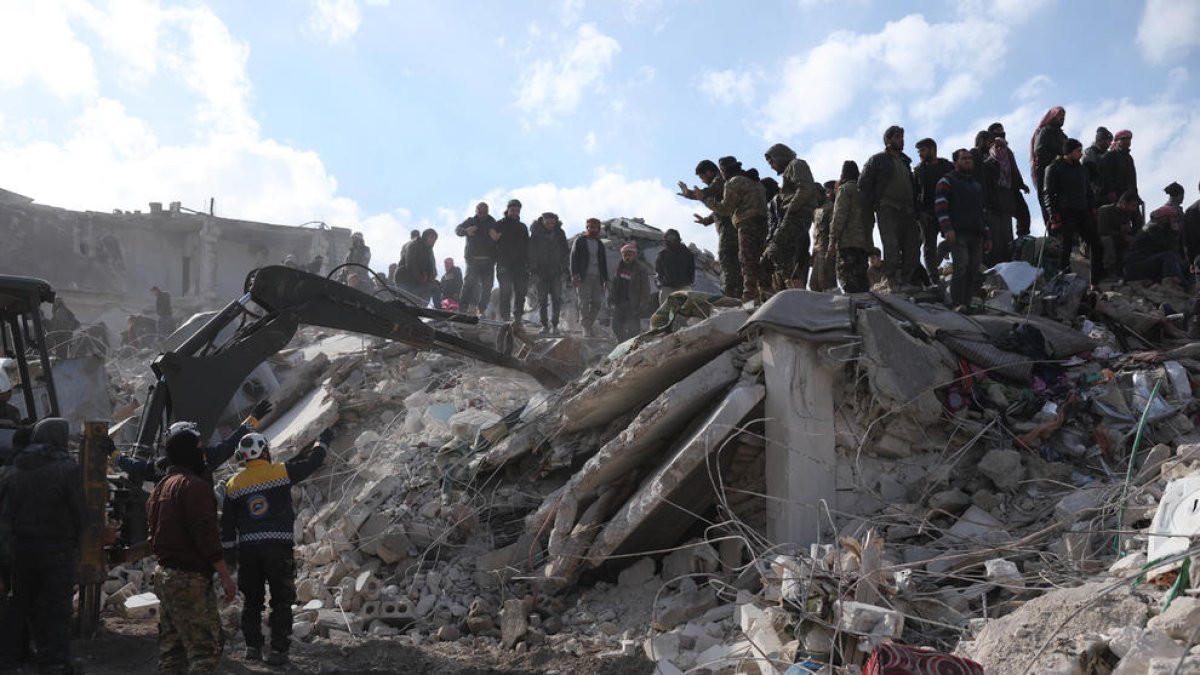 Imagen de las labores de rescate en la provincia de Idlib (Siria).