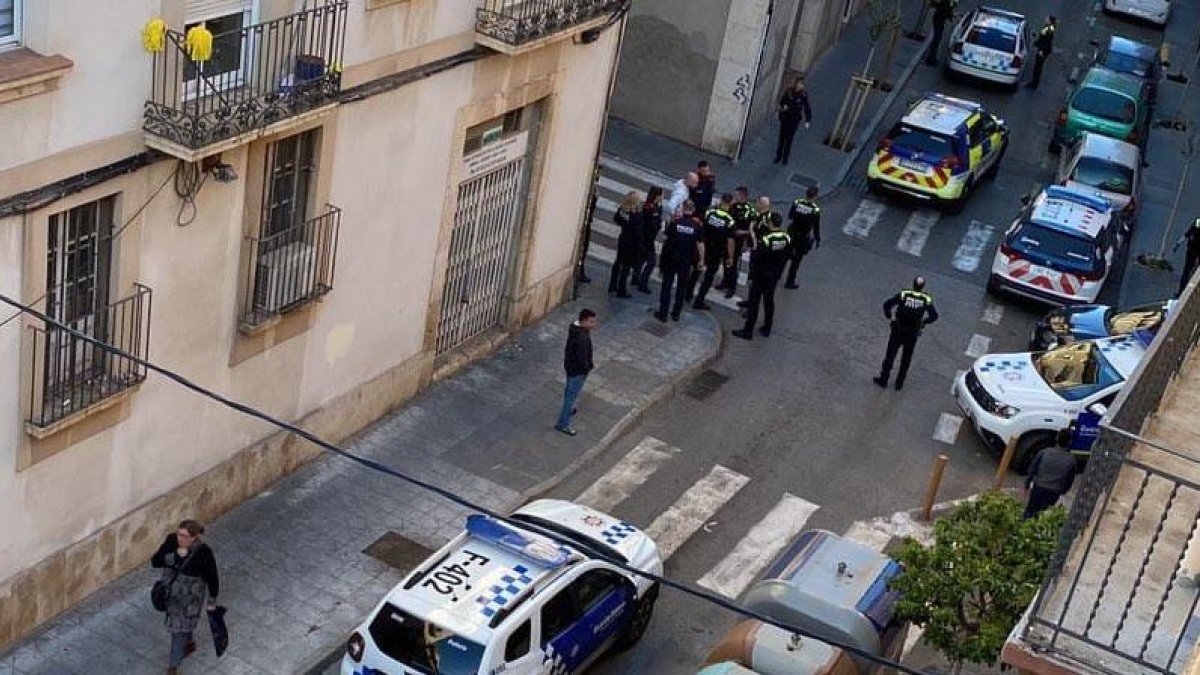 Imatge del dispositiu policial que hi va haver al carrer Sant Miquel.