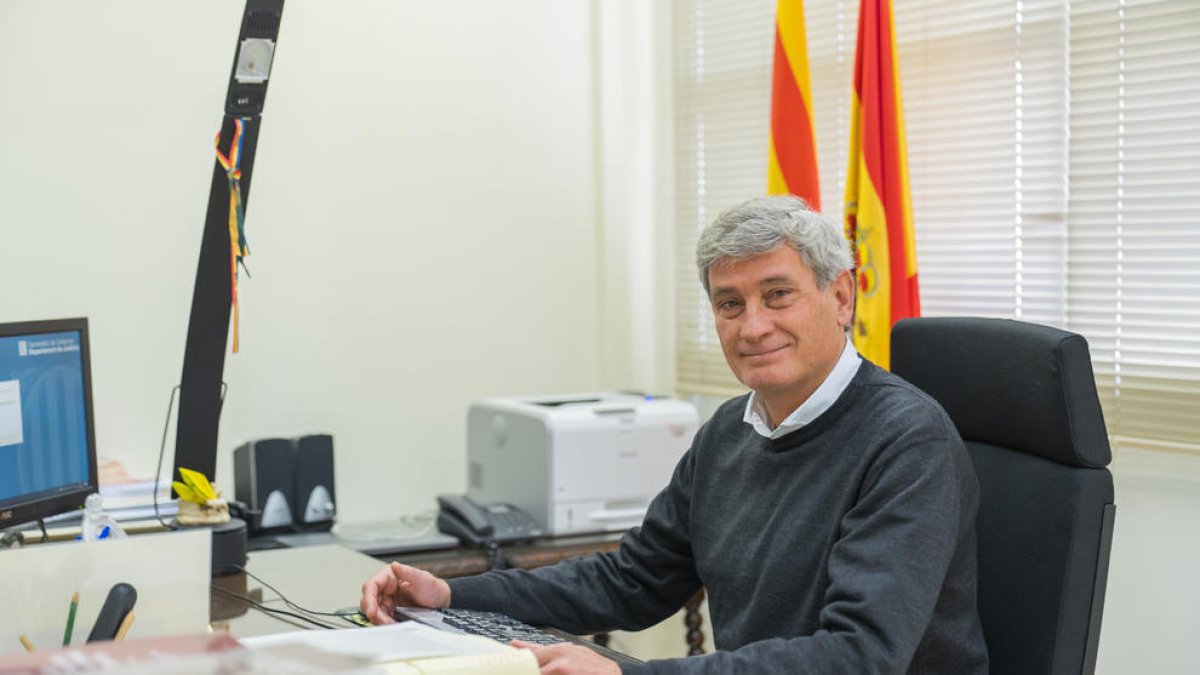 El magistrat Jesús María del Cacho assegut al seu despatx, al Jutjat de Menors de Tarragona.