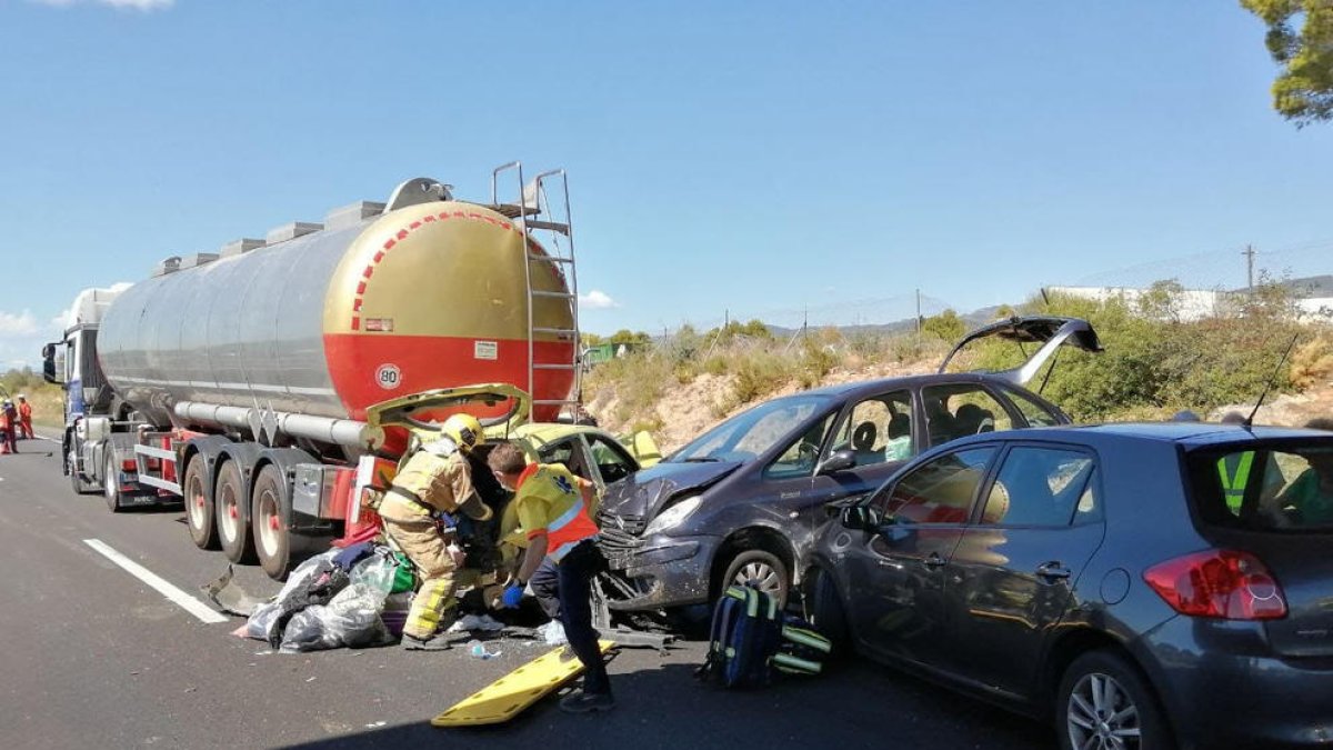 Imatge d'arxiu d'un accident entre un camió cisterna i tres turismes a l'AP-7 a l'Ampolla.