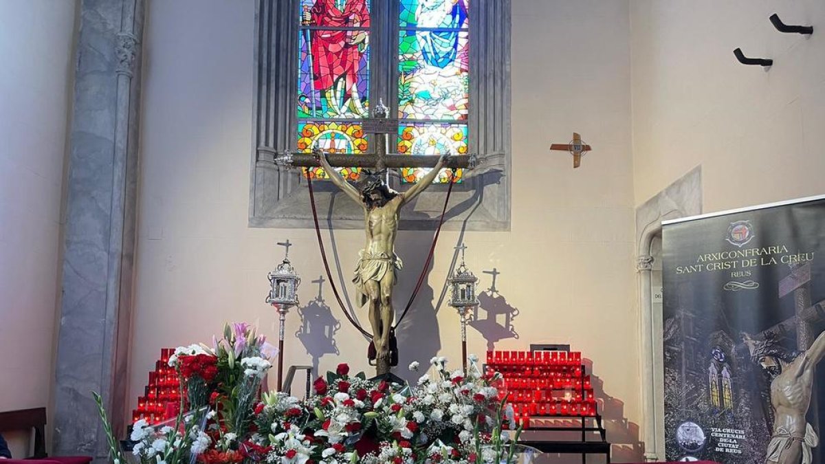 El Sant Crist de la Creu, amb els gladiols i clavells oferts.
