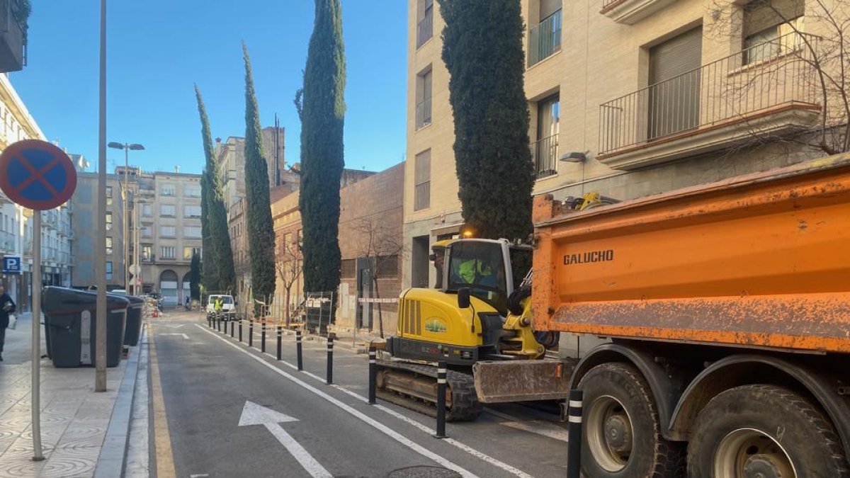 El carrer Salvador Espriu, per on s'han reempres les obres de transformació del Raval Santa Anna.