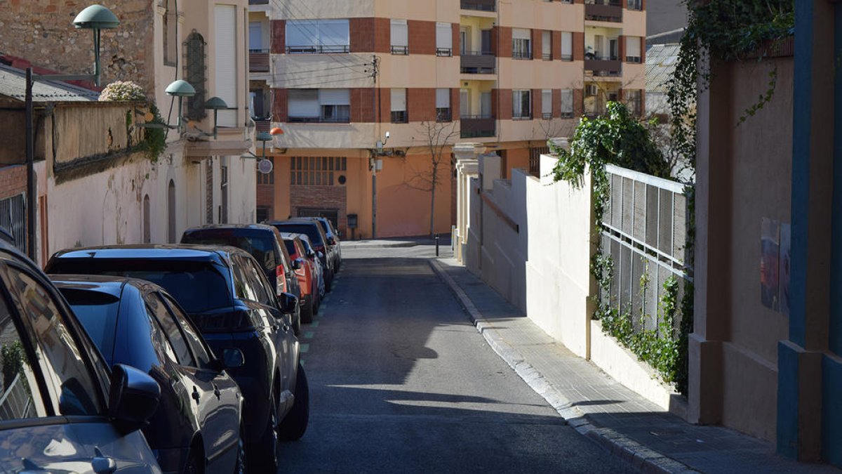 El carrer de Sant Magí de la Part Baixa, que fa baixada, té les voreres bastant estretes.