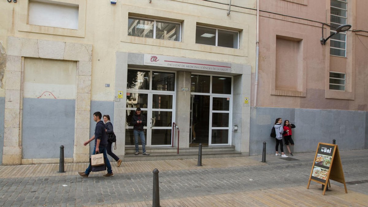 Imatge d'arxiu de la facultat de Medicina i Ciències de la Salut de Reus, a la plaça de la Patacada.