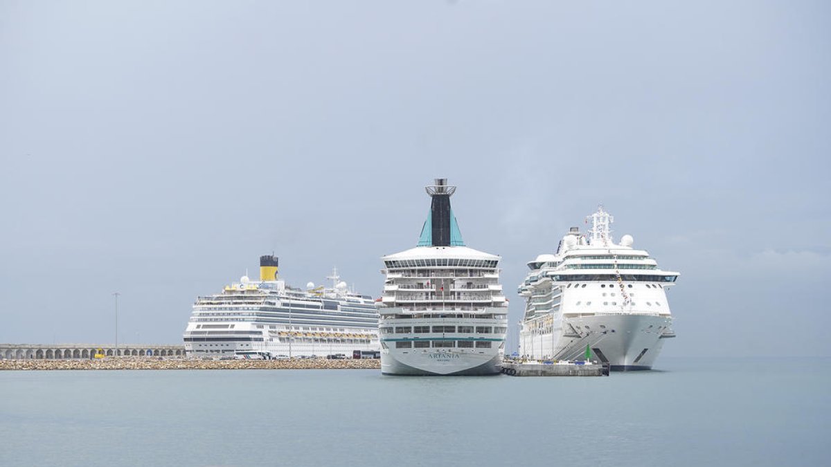Imagen de tres cruceros atracados en el Port de Tarragona.