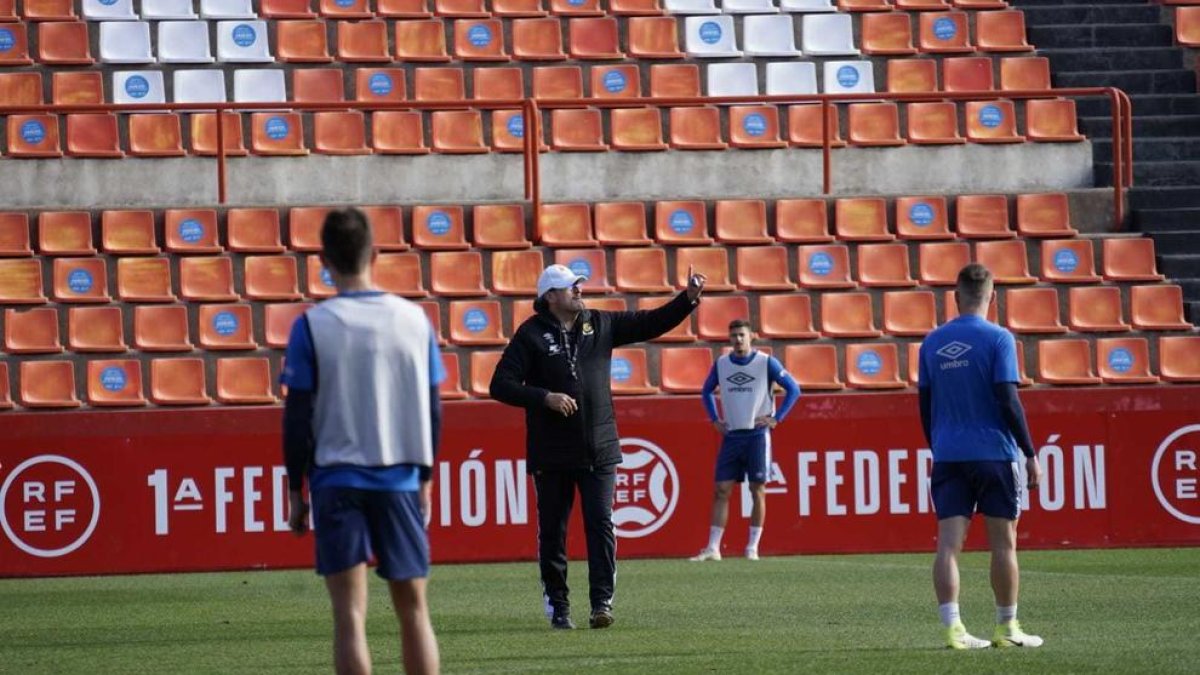 Iñaki Alonso ya dirige la plantilla del Nàstic