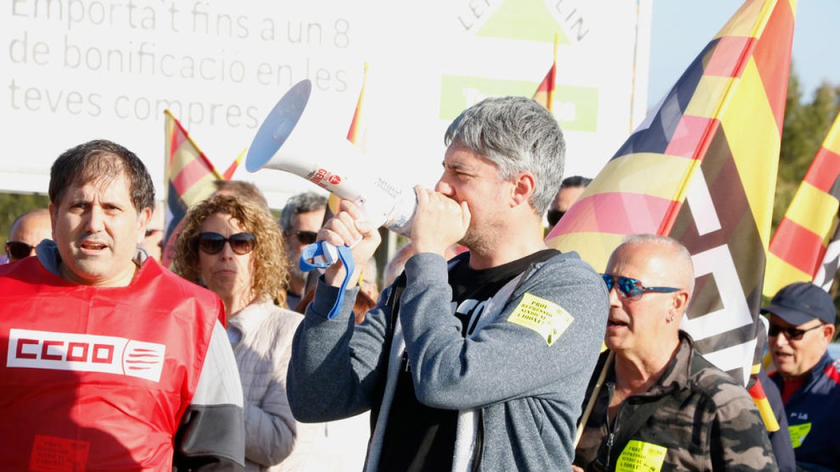 Un dels treballadors amb un megàfon a la concentració contra l'acomiadament de l'expresident del comitè d'empresa d'IQOXE

Data de publicació: dimecres 29 de març del 2023, 19:54

Localització: Tarragona

Autor: Arnau Martínez