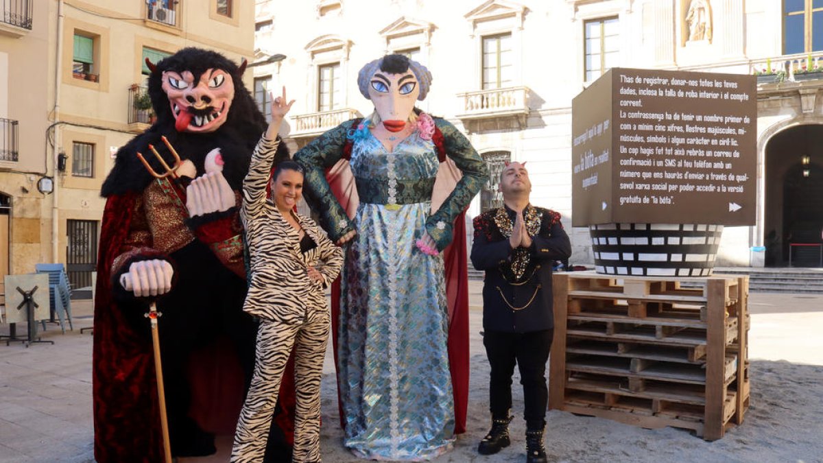 La Reina Concubina i el Rei Carnestoltes amb el Ninot, la Ninota i la Bota del Carnaval de Tarragona 2023.