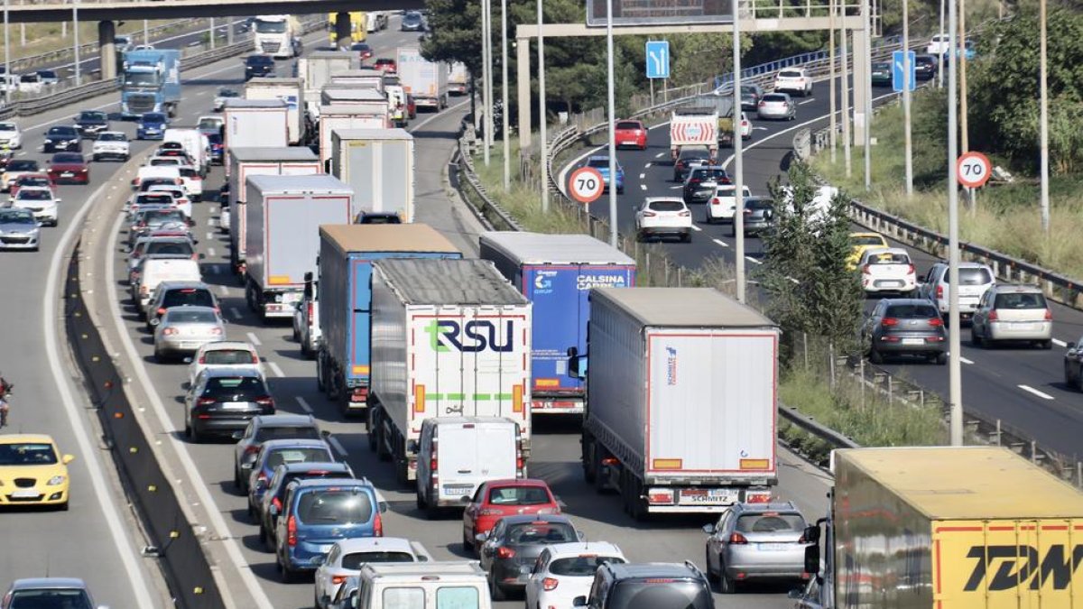 Coches parados en la AP-7 a su paso por Cerdanyola del Vallès, sentido Girona.