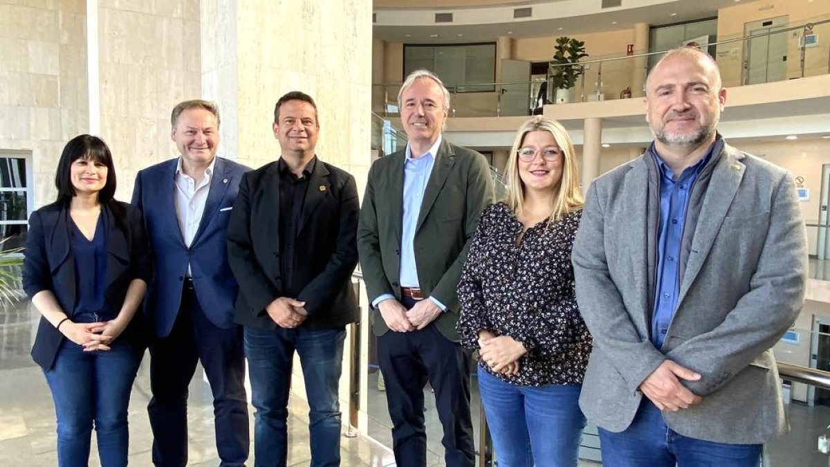 Imatge de la reunió de l'alcalde de Saragossa, Jorge Azcón, amb l'alcalde de Cambrils, Oliver Klein.