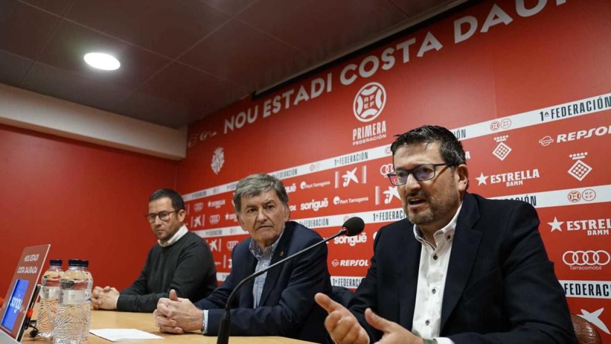 El técnico grana, Iñaki Alonso, durante la presentación.