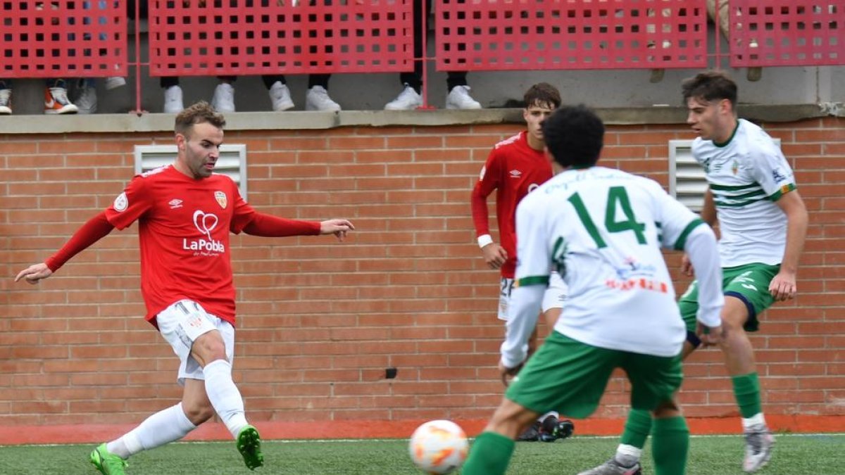 Nil Garrido durante el partido contra el Sants de esta temporada en el Municipal de la Pobla.