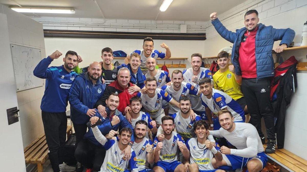 Los jugadores y cuerpo técnico de la Canonja celebrando una victoria esta temporada.