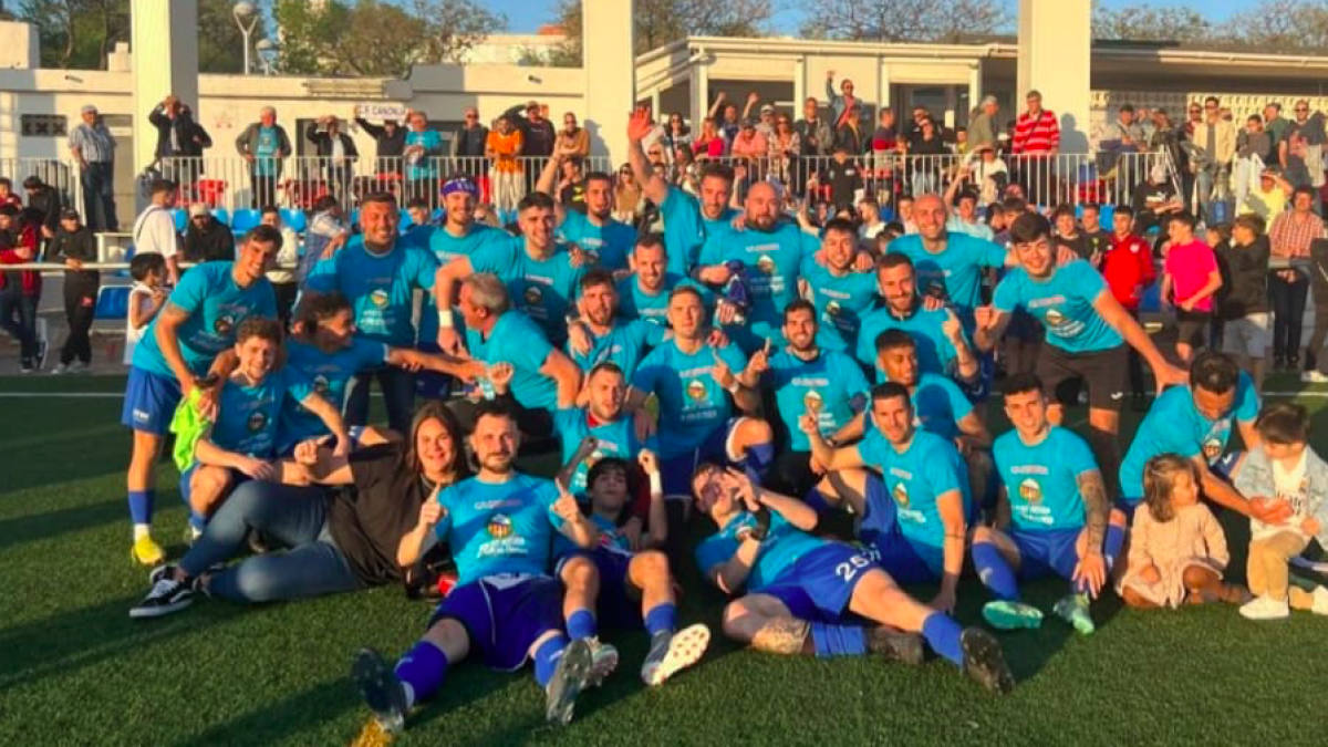 El equipo del CF Canonja celebrando el ascenso.